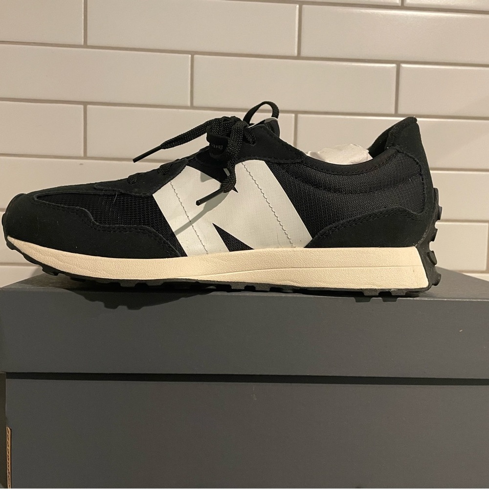 NWB Big Kids 327 New Balance Black & White Shoes - Size 6.5 (Women’s Size 8)